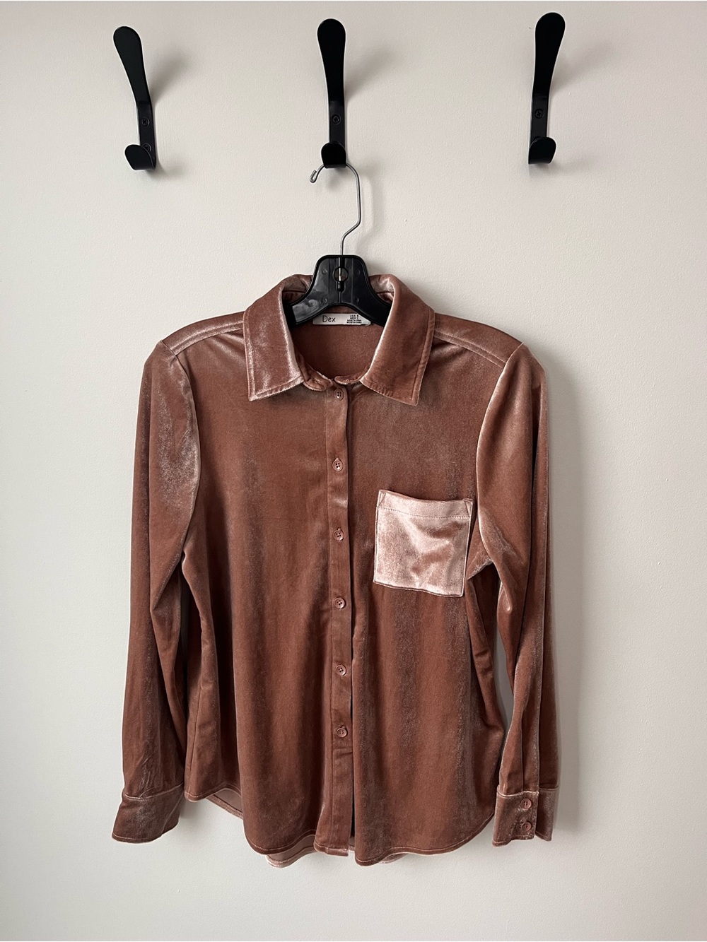 Dex Velvet Button-Up Shirt in Rose Gold
Size Small
Excellent condition like new